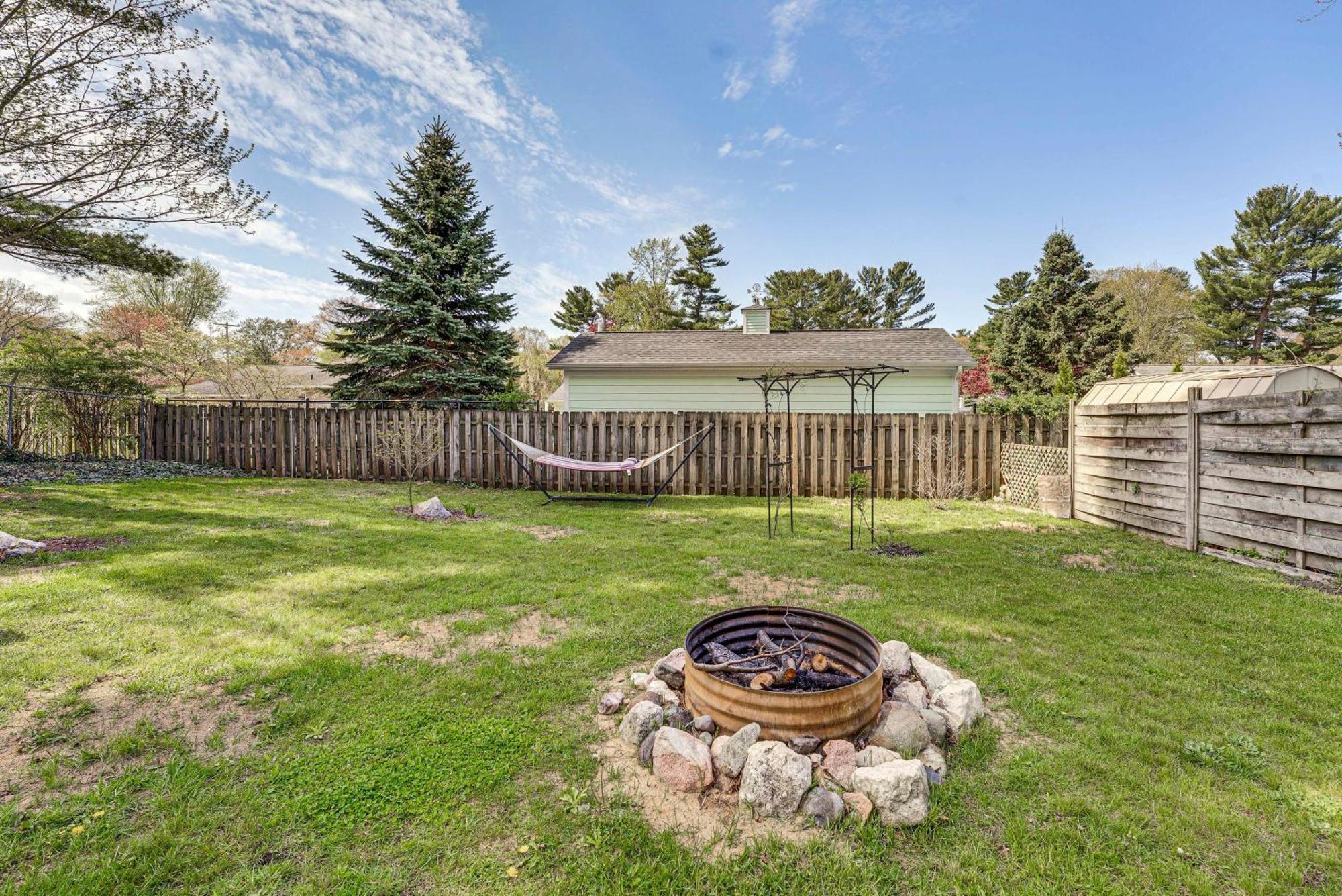 Walk To Beach Lake Michigan Getaway! Muskegon Exterior photo
